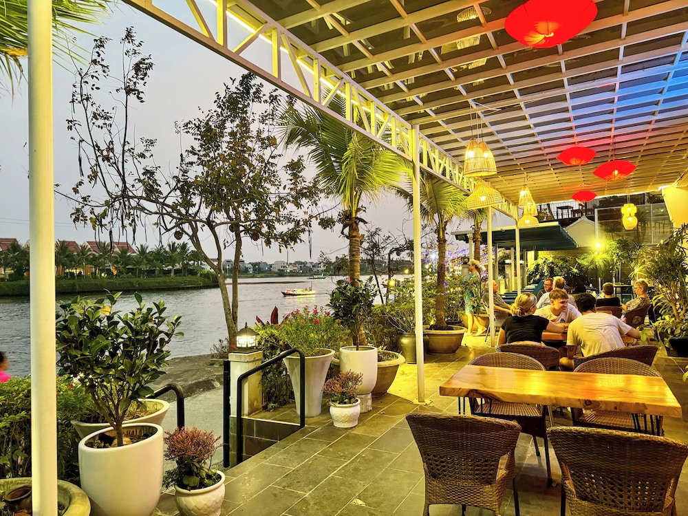 Riverside White House Villa 31/50