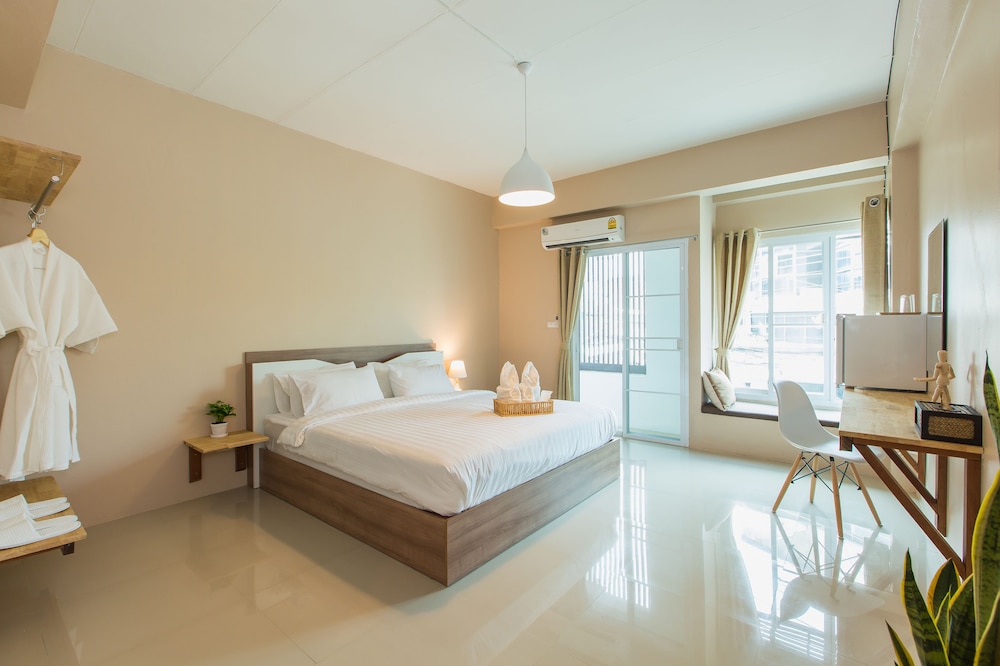 ROOM, BALCONY
