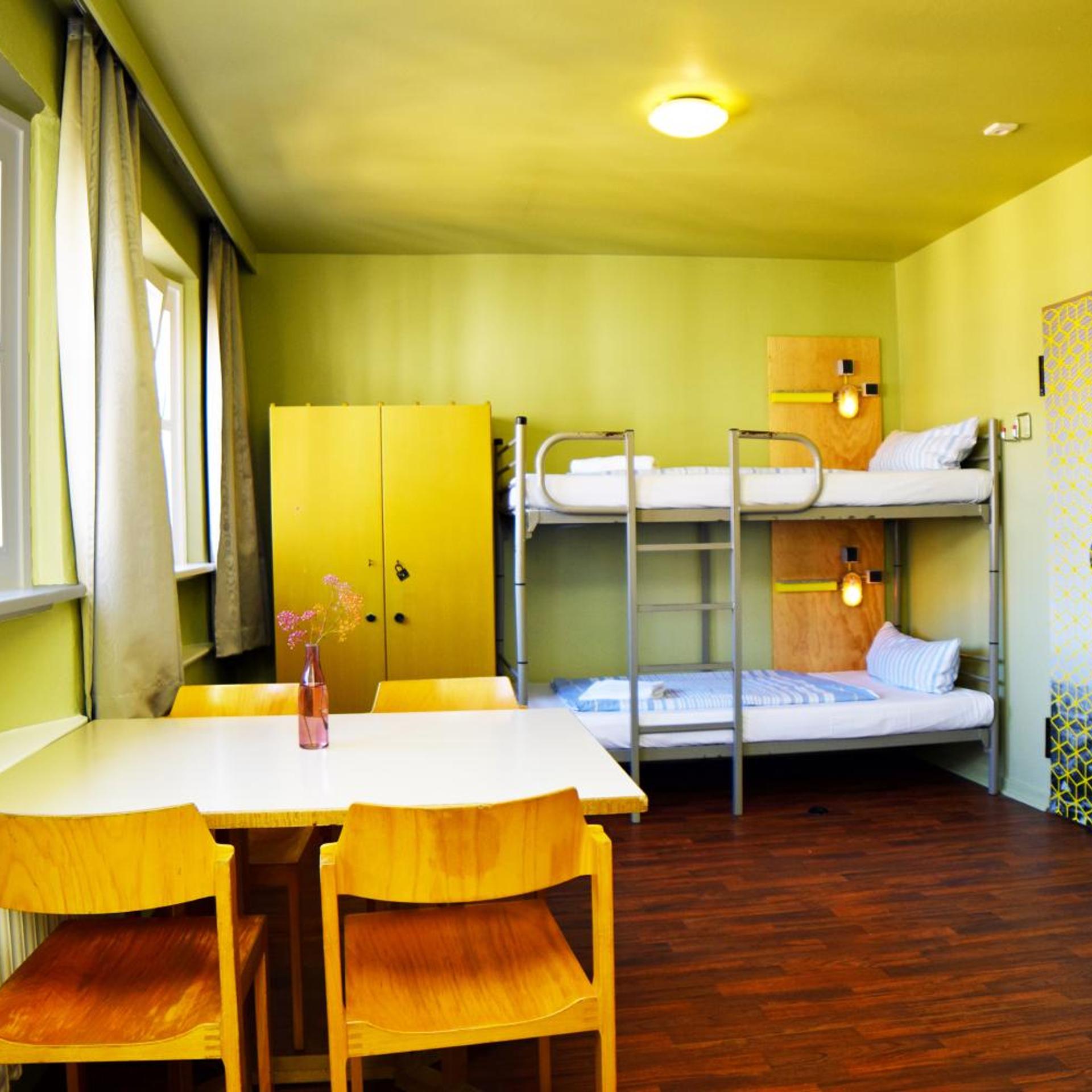 غرفة بسريرين منفصلين بحمام مشترك