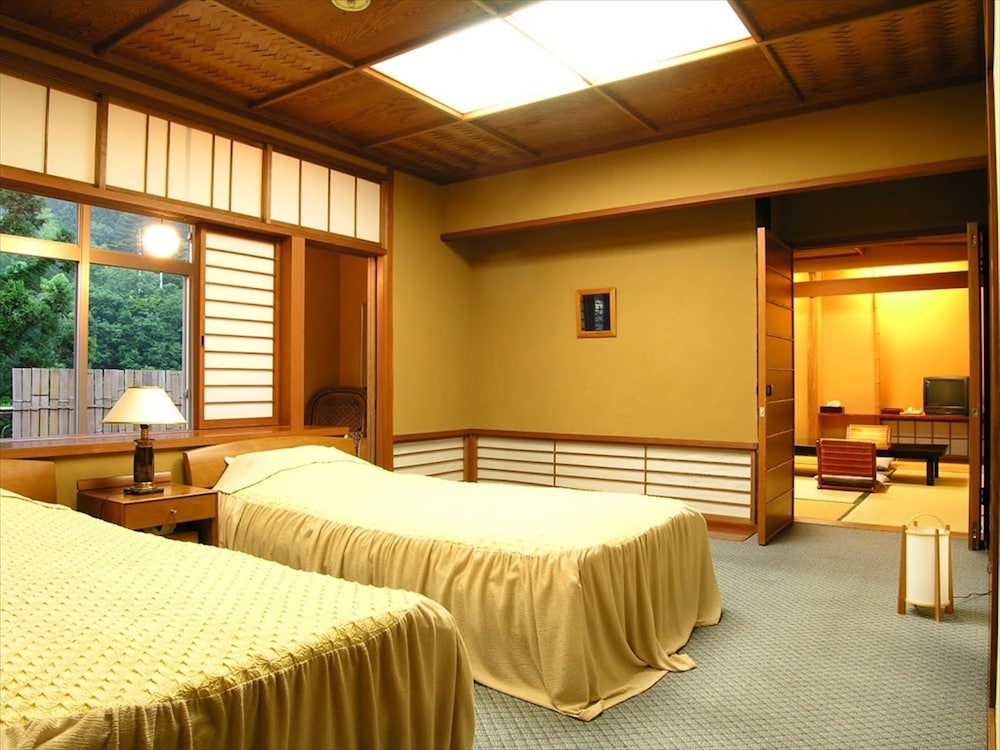 Japanese Western, 4 Futon Beds, Valley View