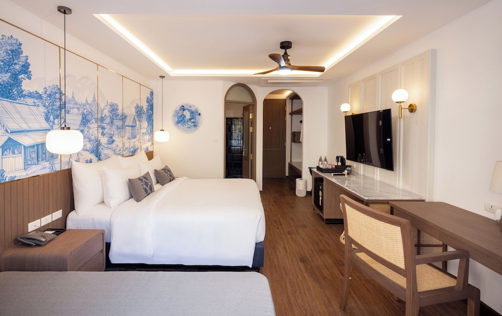 Jacuzzi Pool Access Suite