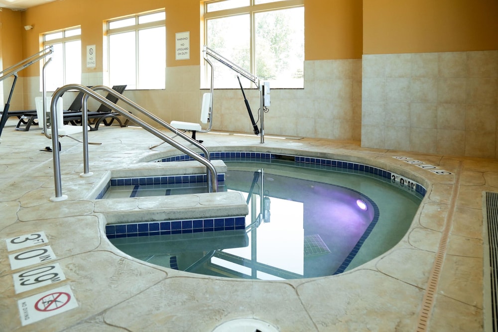 Comfort Inn & Suites Grinnell near I-80 21/32