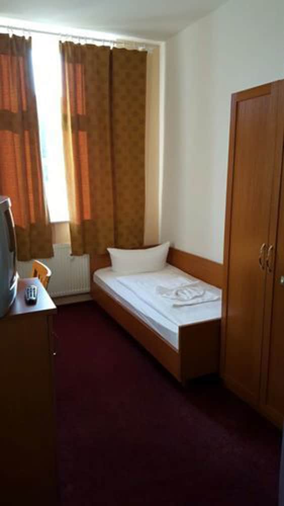 ROOM, SINGLE