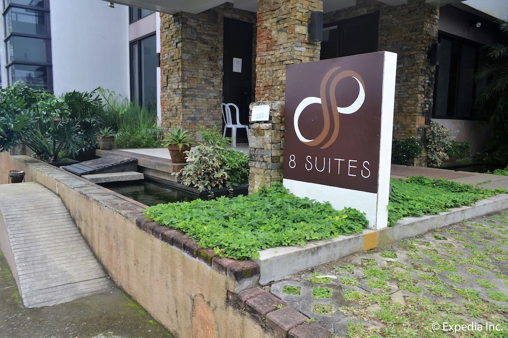 8 Suites By Fat Jimmy S 63/68