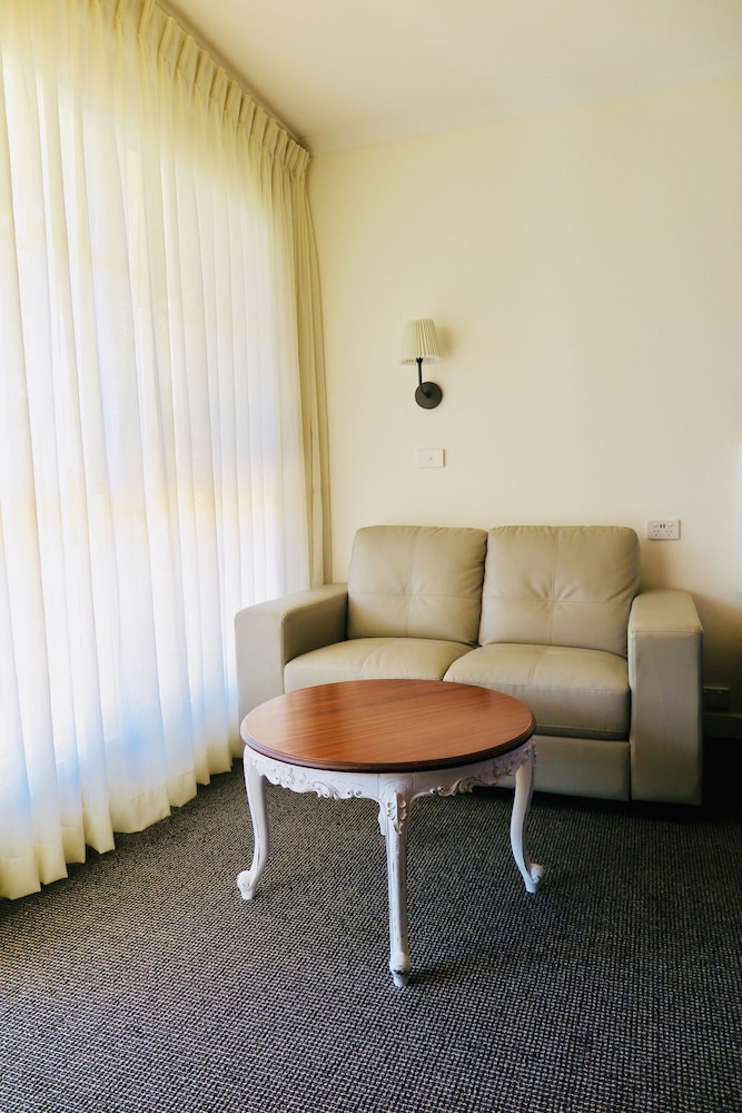 SUMMERHILL MOTOR INN 56/70