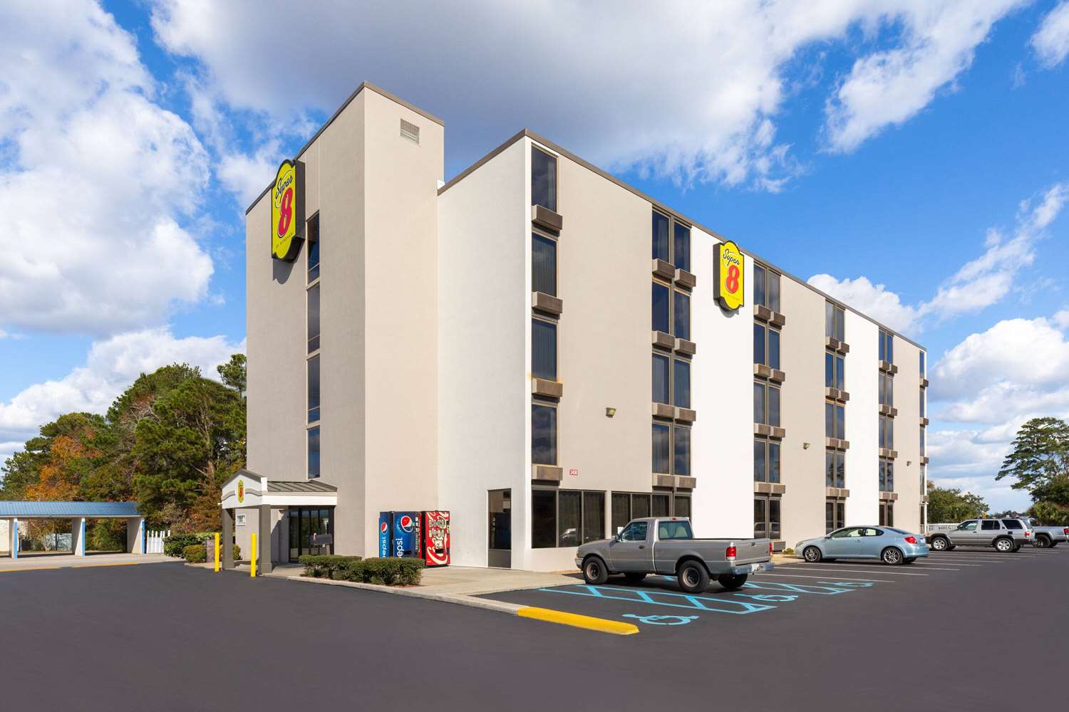 Super 8 by Wyndham Myrtle Beach/Market Common Area 30/35