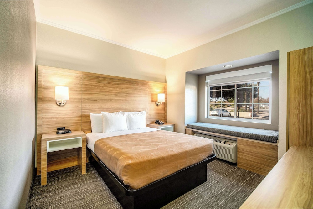 Upgrade, Queen Bed