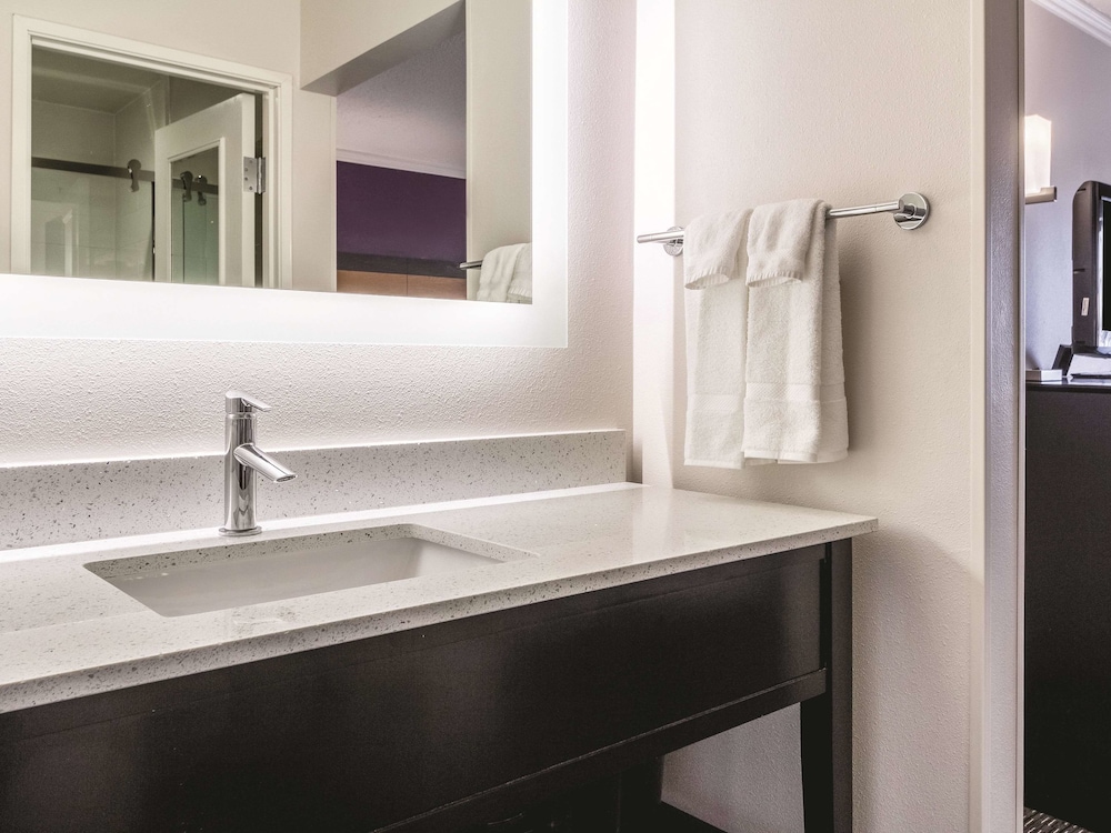 La Quinta Inn & Suites by Wyndham Cleveland - Airport North 20/44