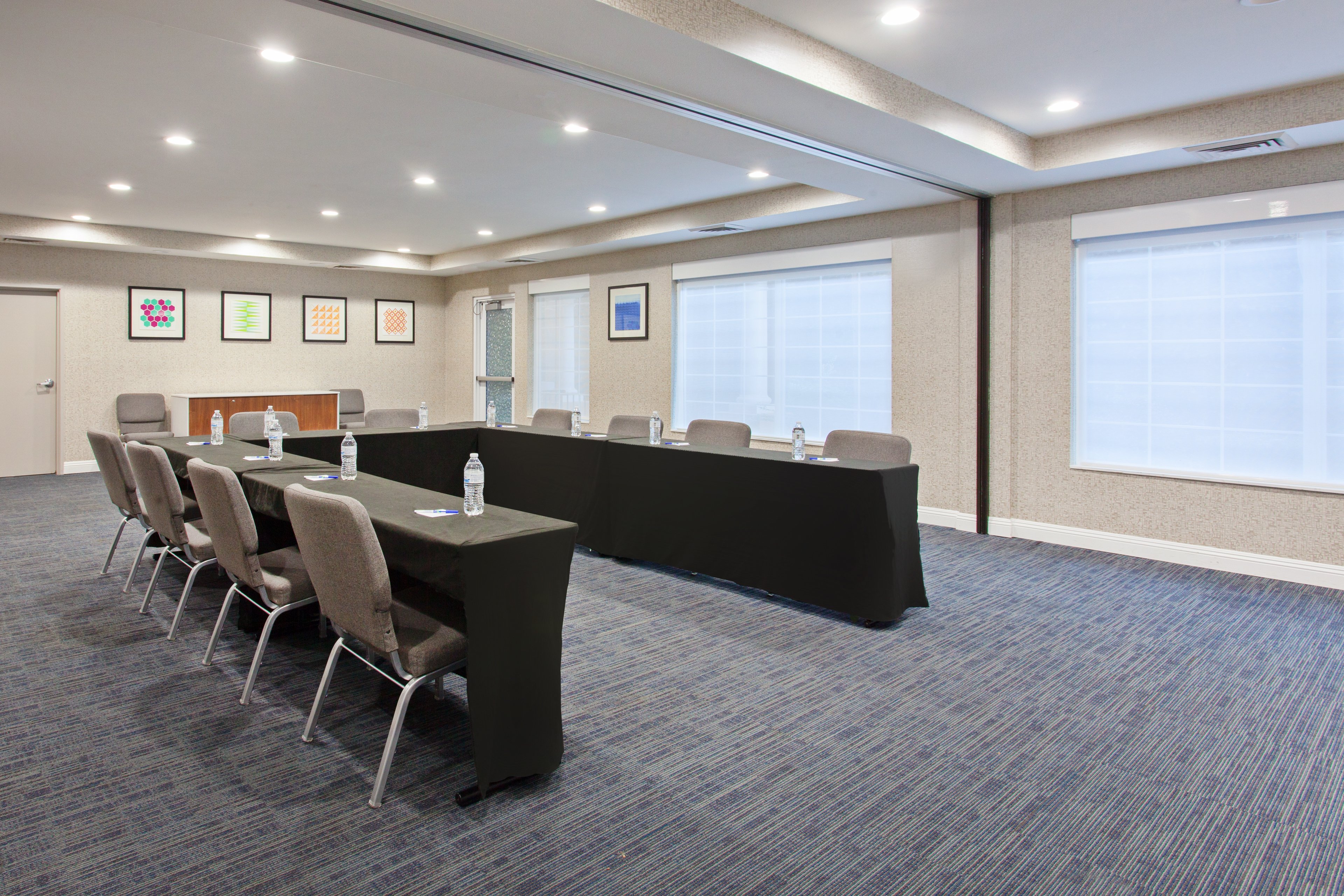Holiday Inn Express Hotel & Suites Corona 53/57