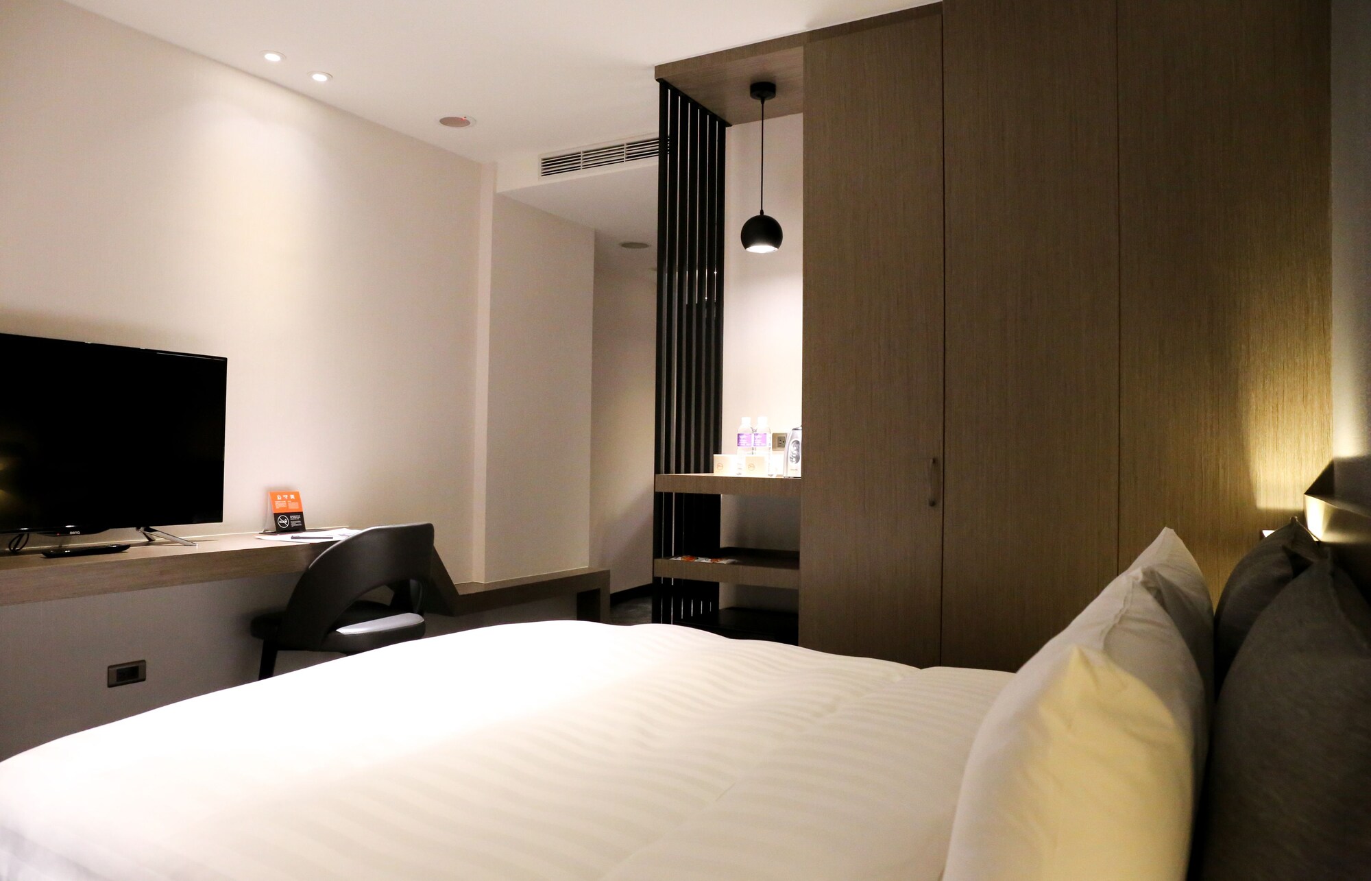 STANDARD, TWIN BEDS, NO WINDOW