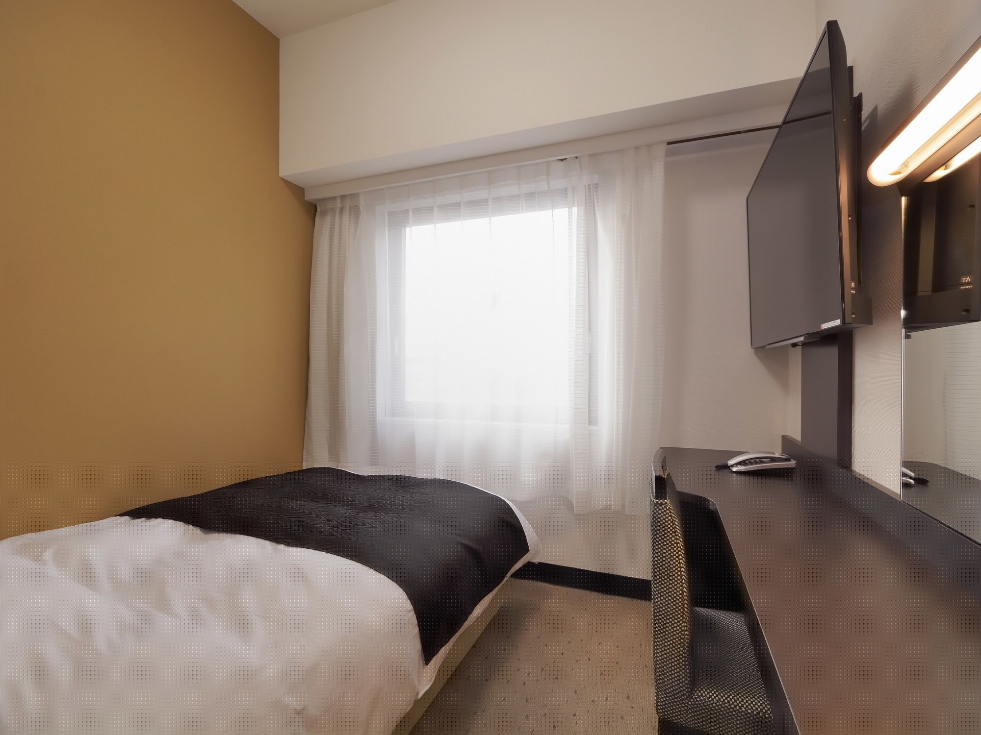 ROOM, SINGLE