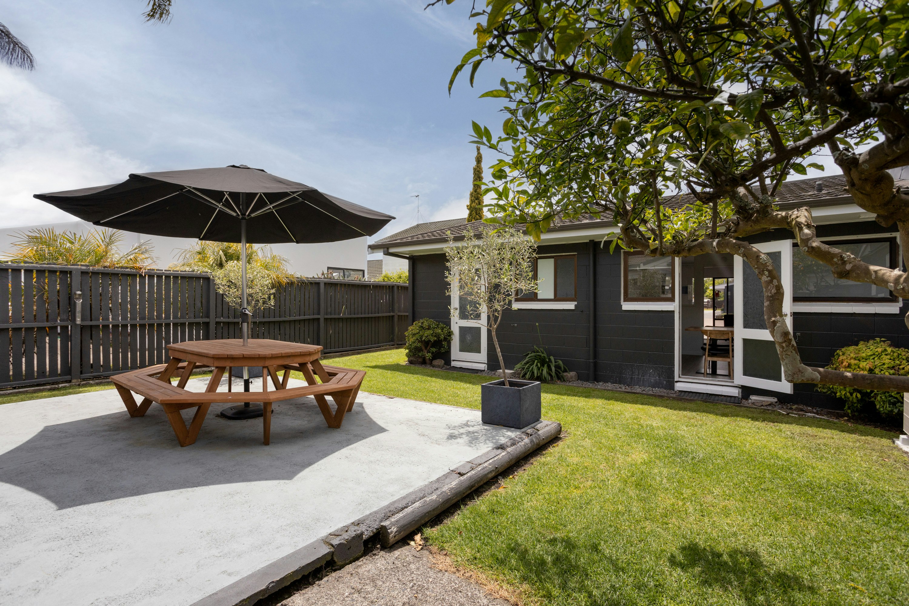 Cobblestone Court 18/23