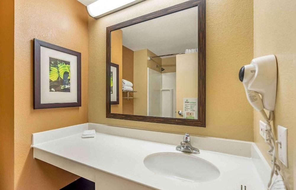 Studio 6 Extended Stay Chicago Vernon Hills Lincolnshire IL 56/58
