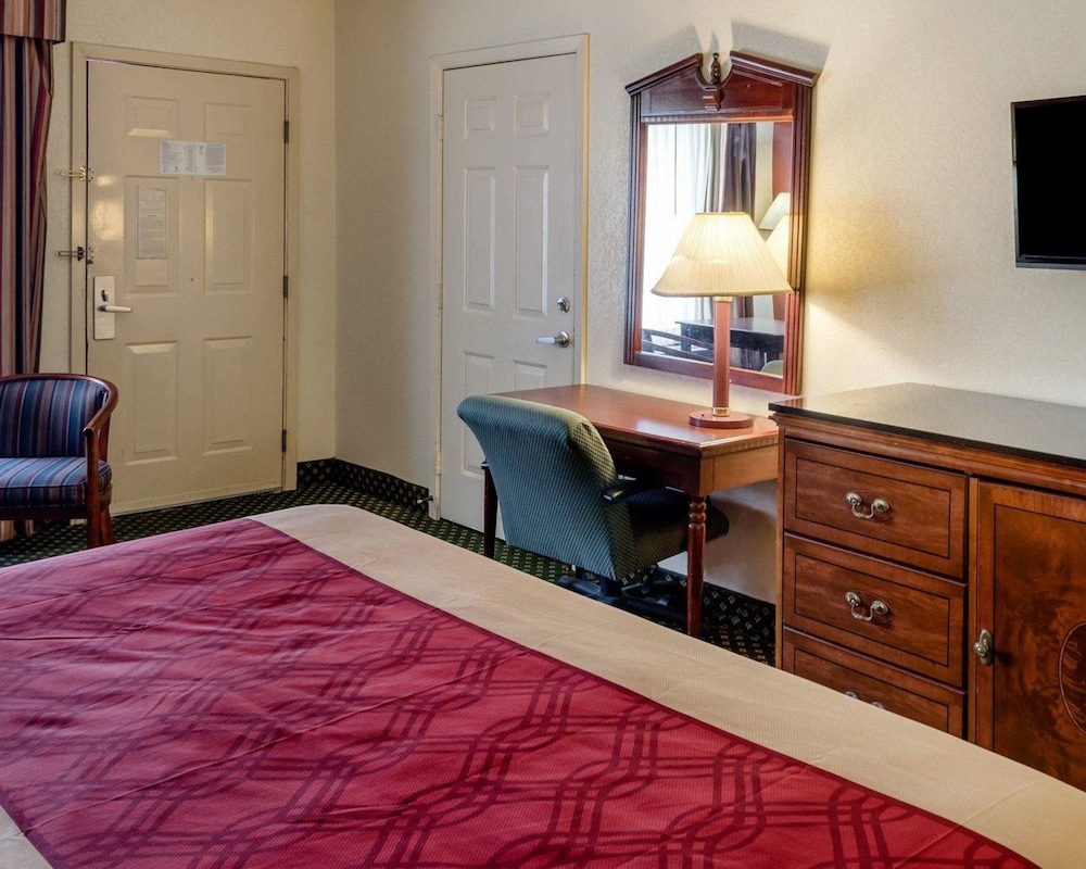 Econo Lodge Inn & Suites Philadelphia MS 37/80