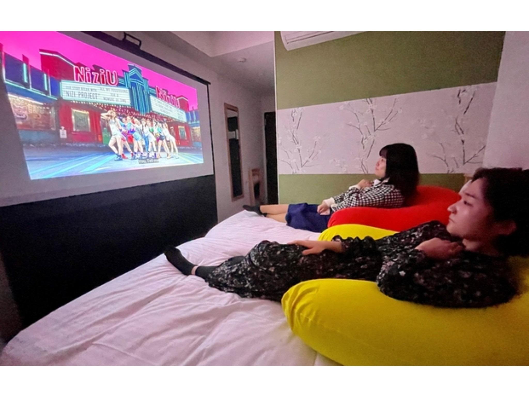 Theater, Twin Beds