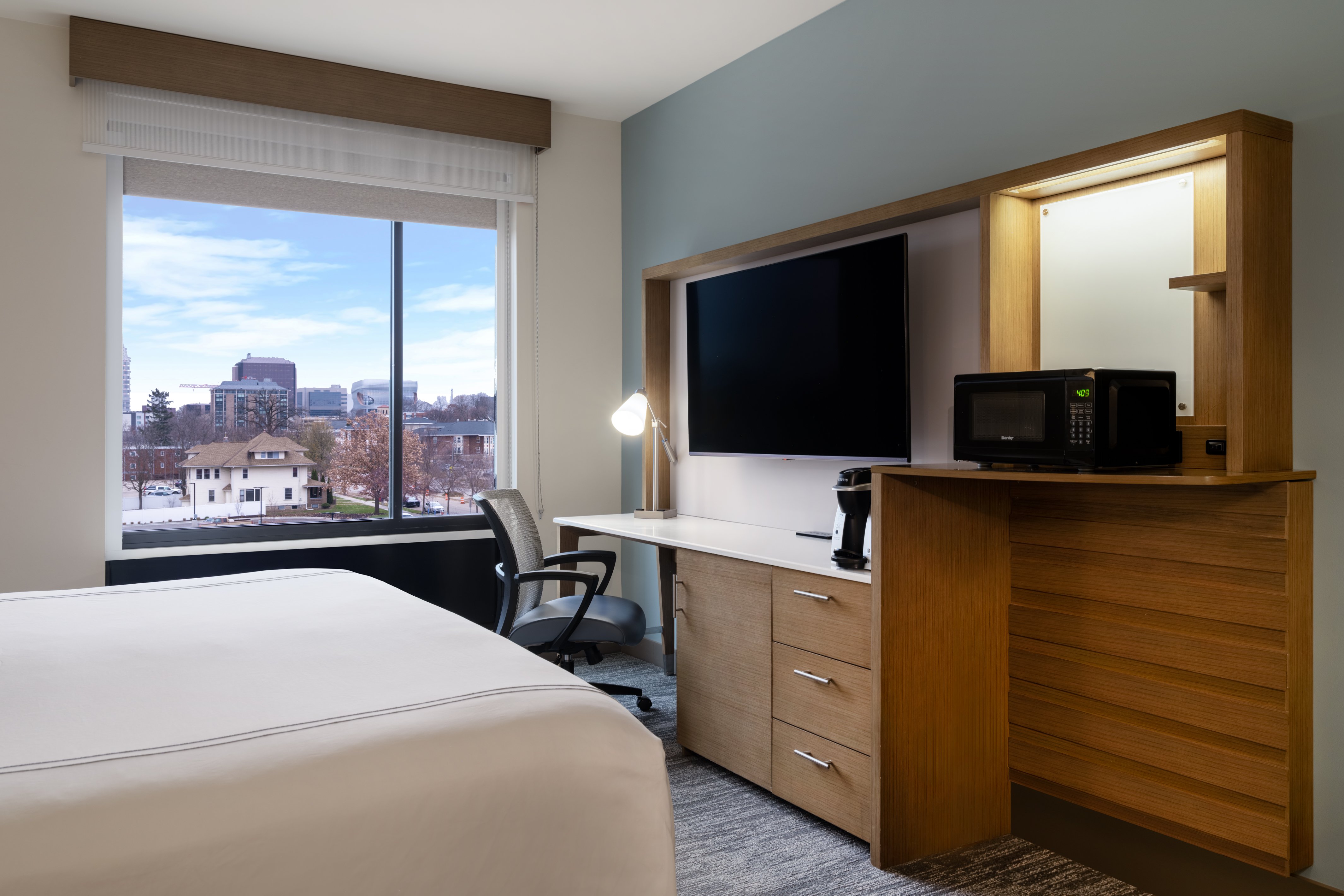 Room, King Bed, Accessible, Even Hotel Rochester Mayo Clinic Area 2/5