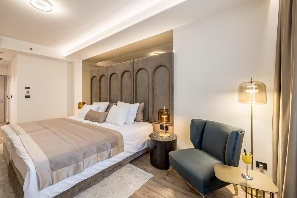 SUPERIOR, DOUBLE OR TWIN BED