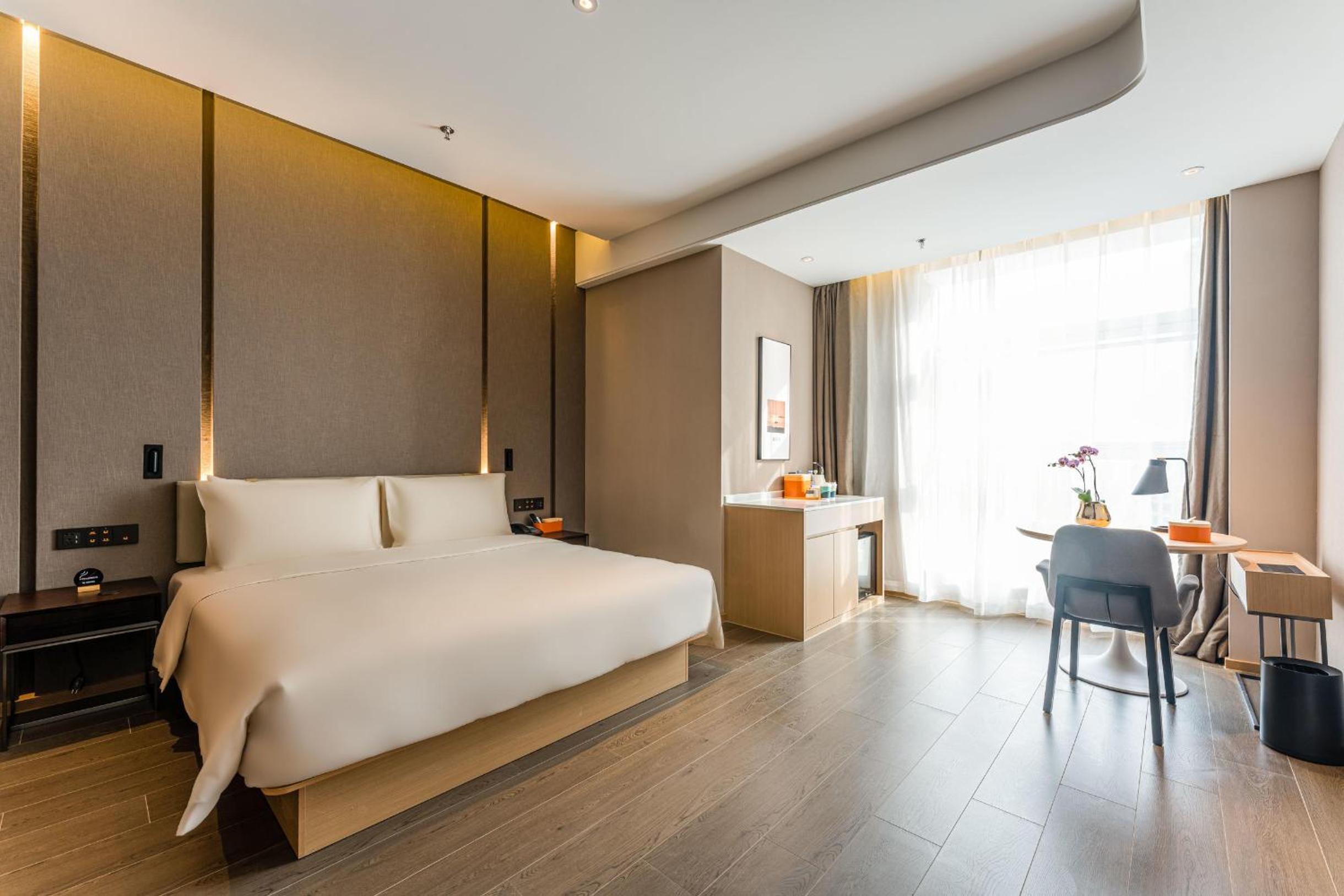 Elegant, Queen Bed