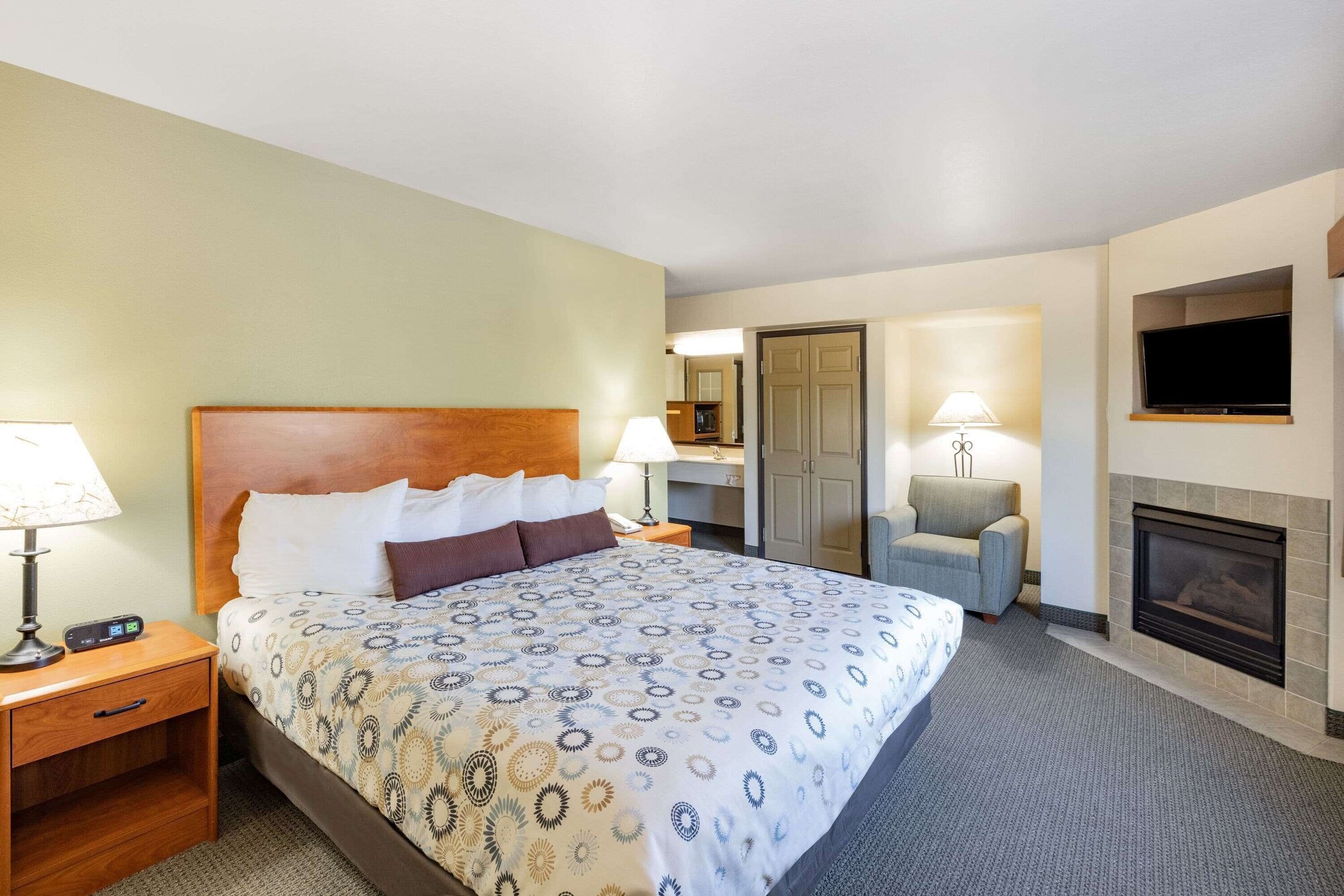 Studio, Suite, King Bed, Americinn By Wyndham Havre 3/6