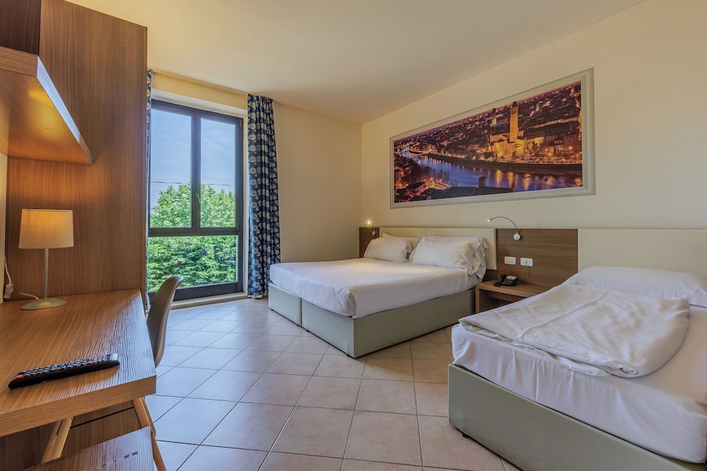 ROOM, TRIPLE, 1 DOUBLE AND 1 SINGLE BED