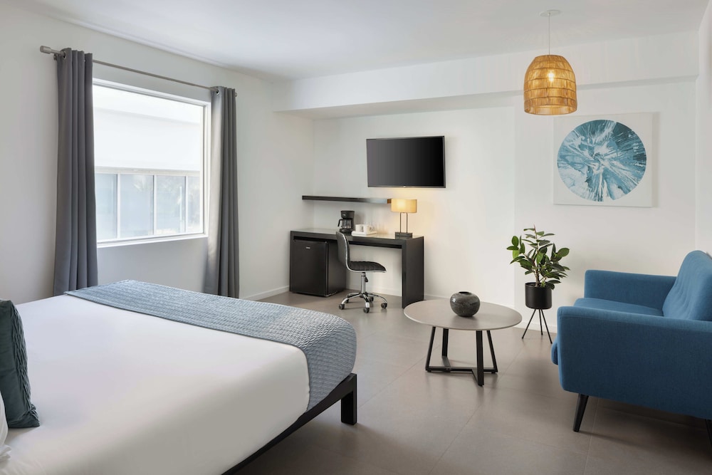 ROOM, KING BED, PARTIAL OCEAN VIEW