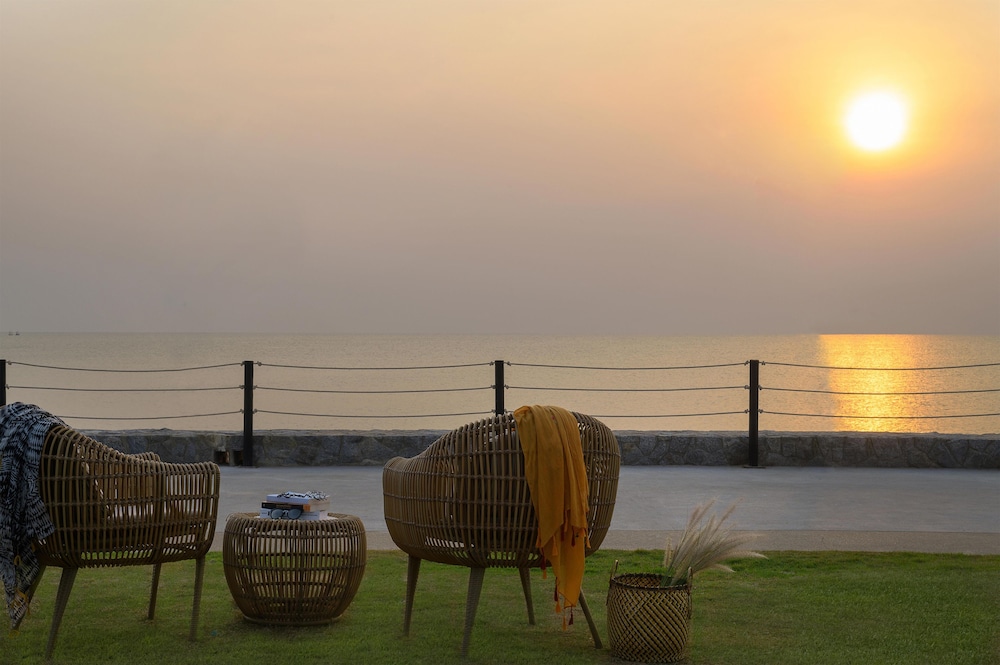 Avani Hua Hin Resort 85/87