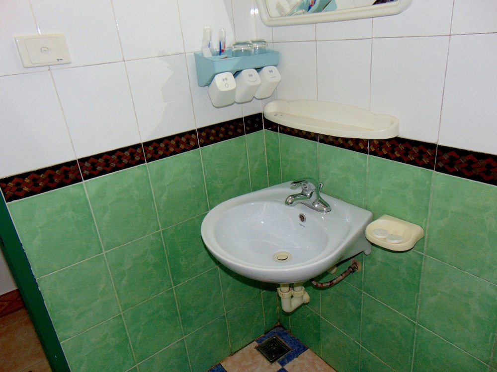 Alex Hotel 70/72