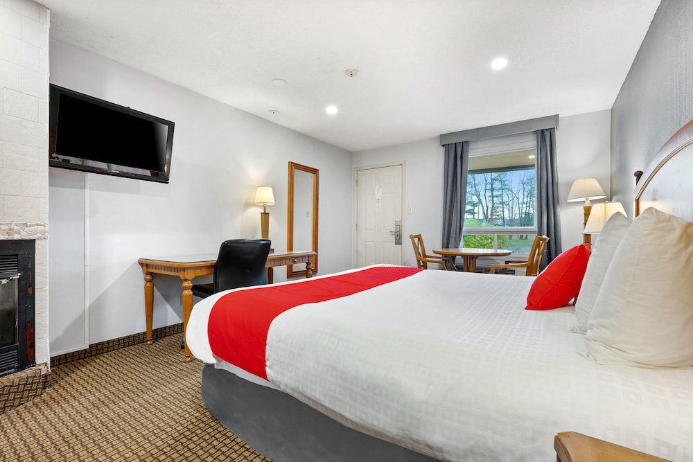 OYO First Canada Hotel Cornwall Hwy 401 ON 8/42
