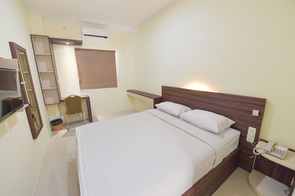 Standard, Queen Bed