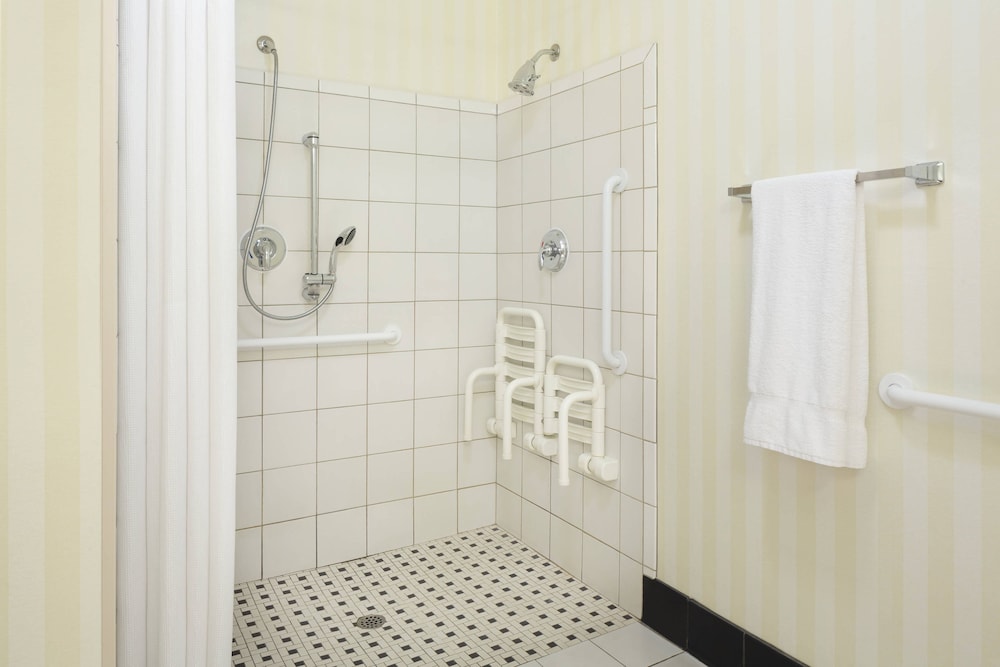 Fairfield Inn and Suites by Marriott Selma Kingsburg 9/36