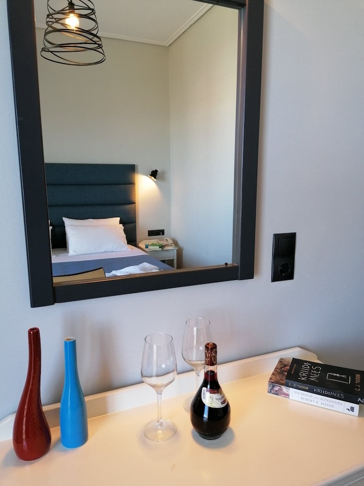 Alexis Hotel 76/87
