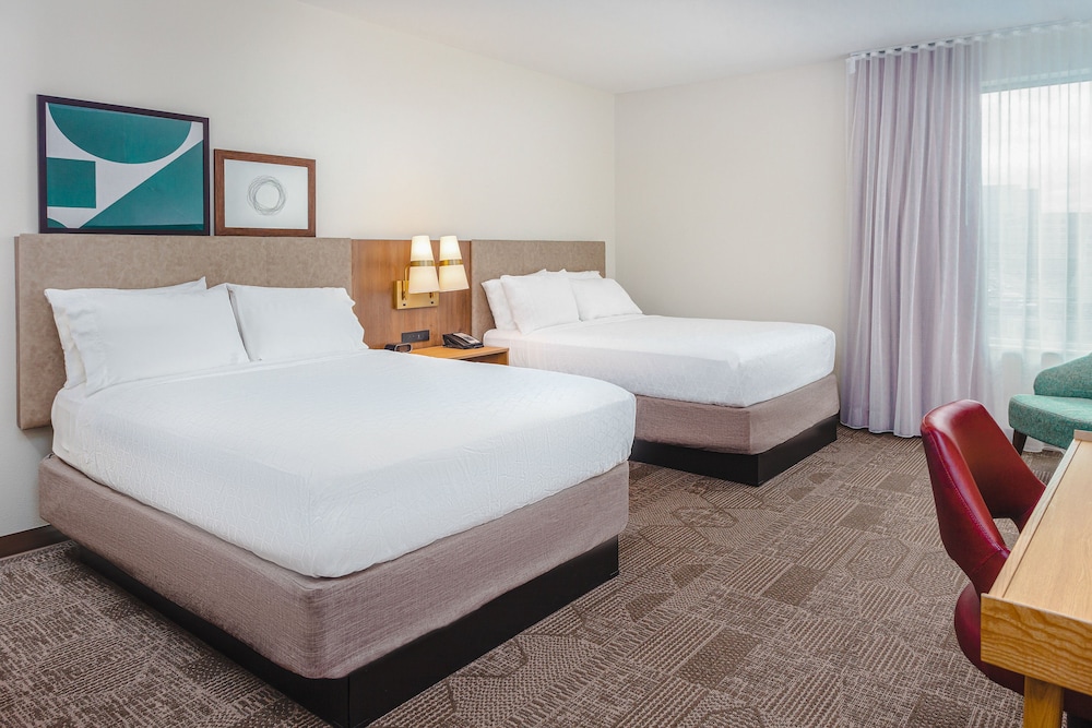 2 Bedrooms, Suite, 1 King and 2 Queen Beds, Kitchen, Accessible