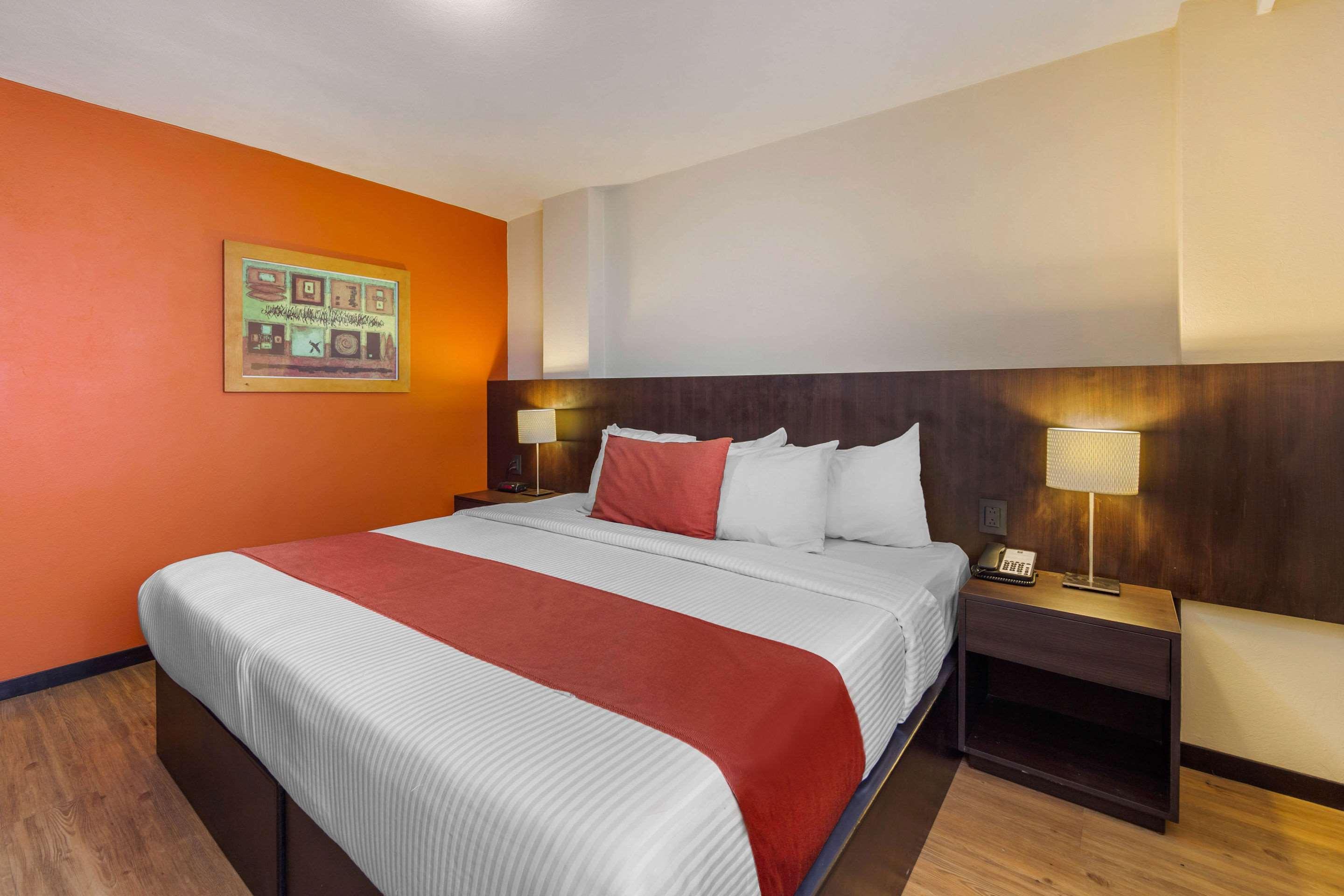 ROOM, KING BED