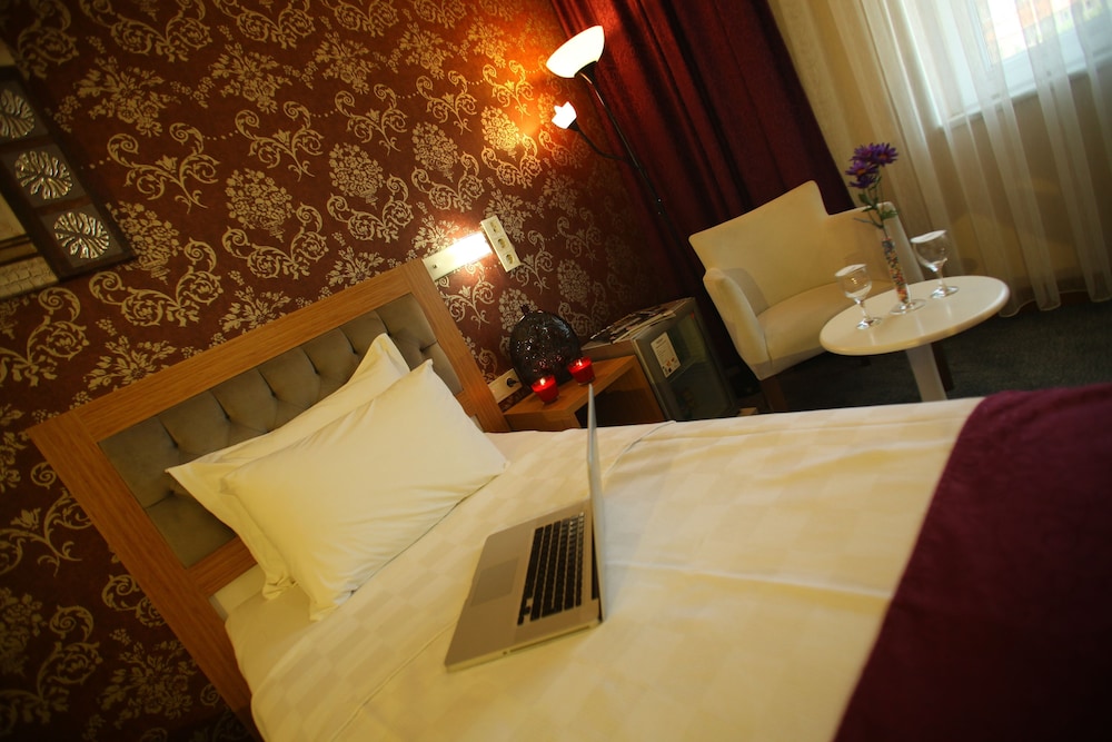HELIKON BUSINESS HOTEL 26/35