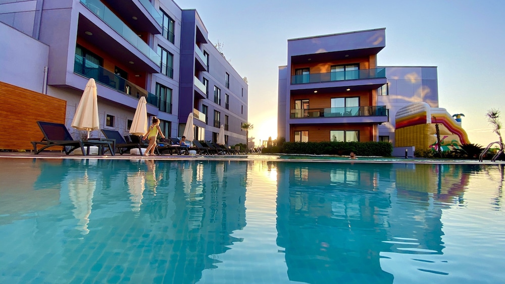 Green Hills Suites 3/60