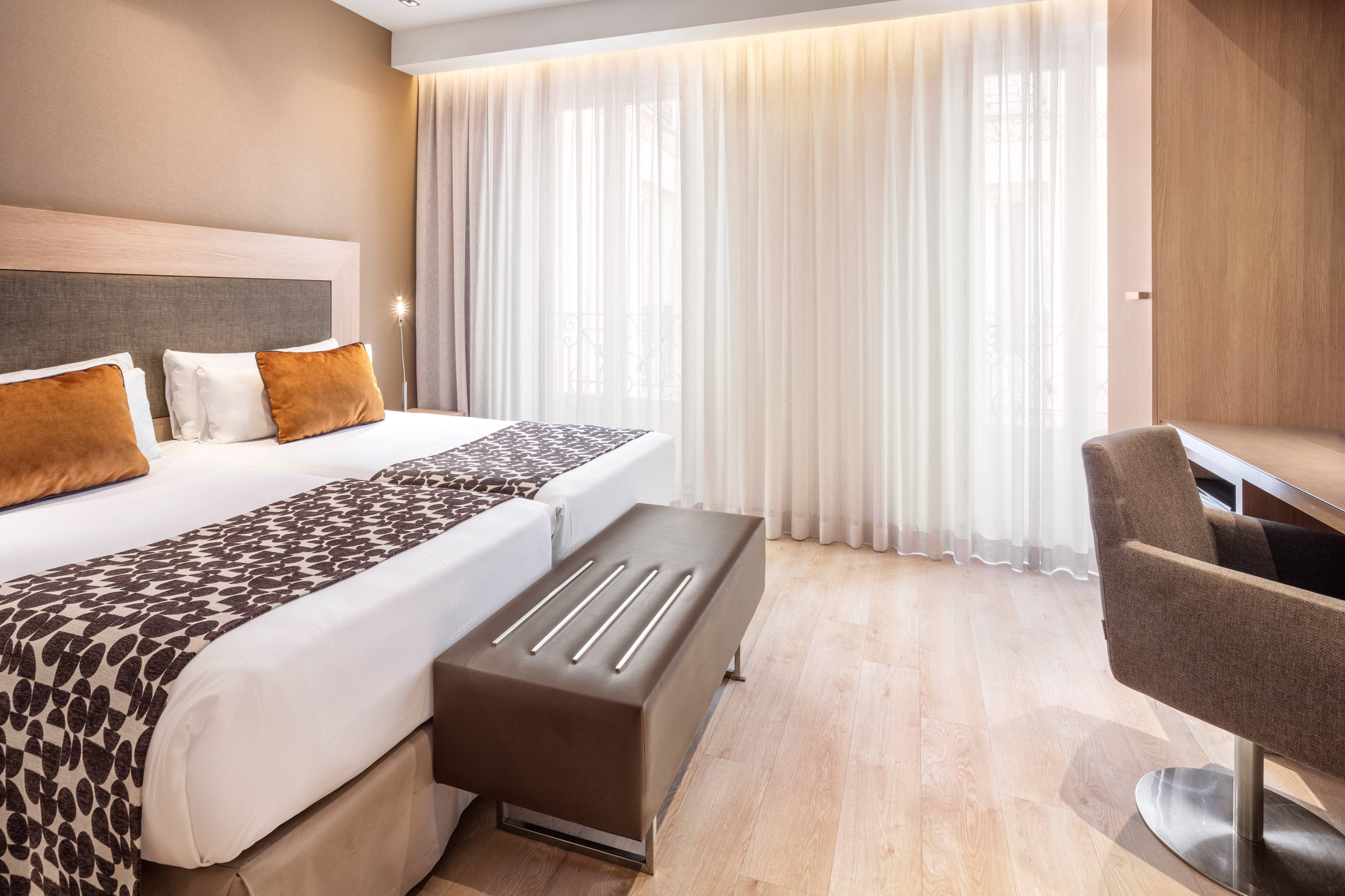 ROOM, DOUBLE BED
