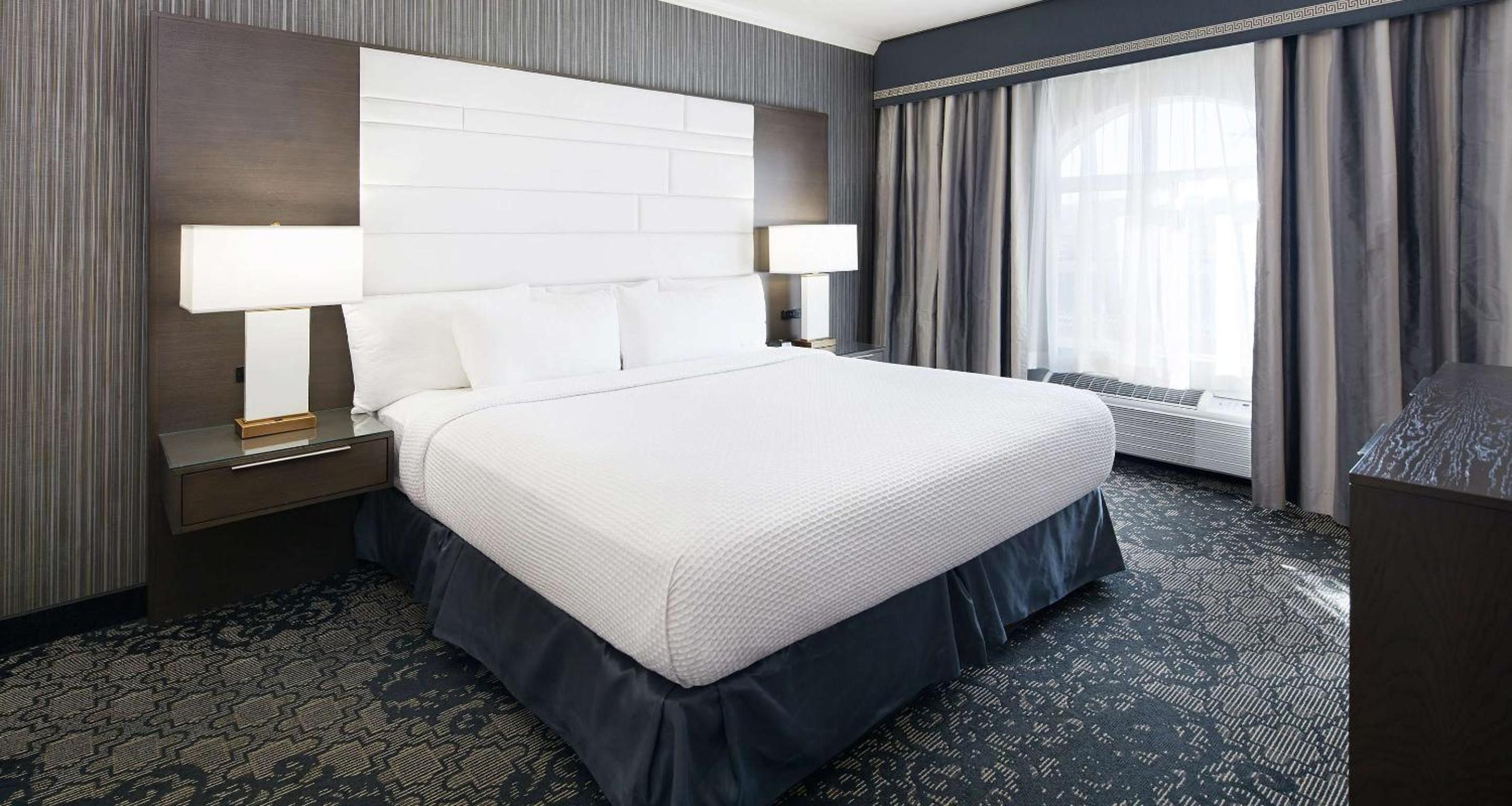 2 Rooms, Suite, King Bed, Sofa, Jetted Tub, South Tower