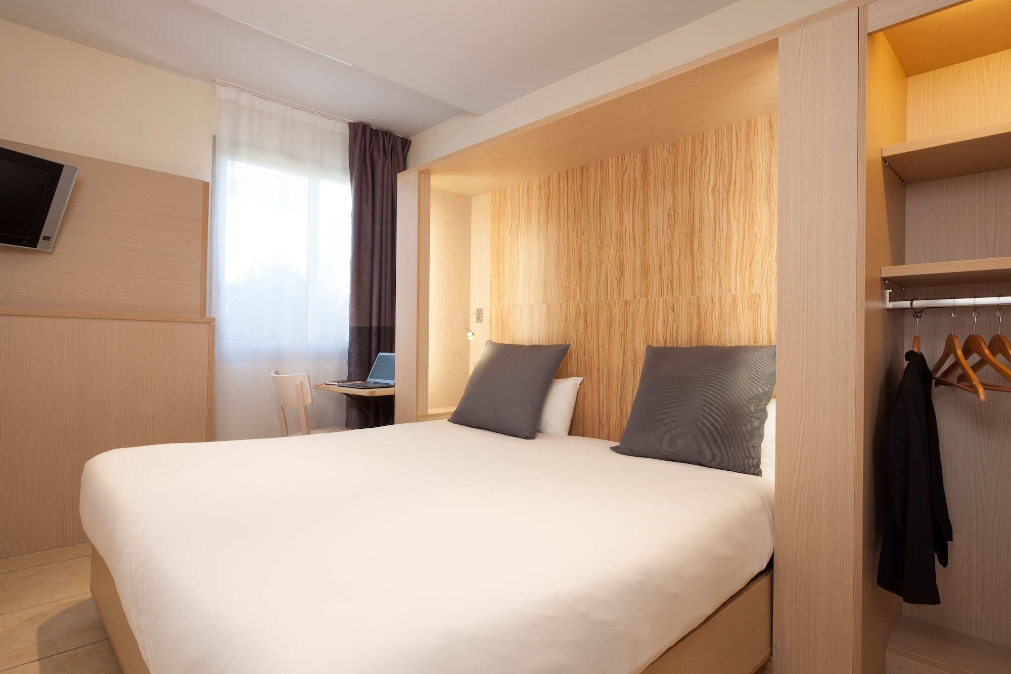 ROOM, DOUBLE BED