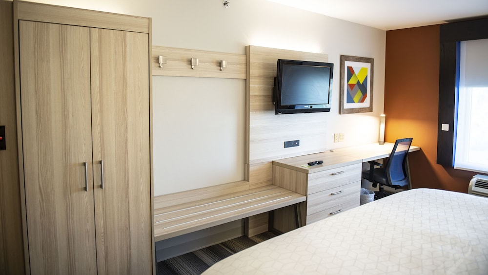 Holiday Inn Express Hotel And Suites Sedalia 11/60