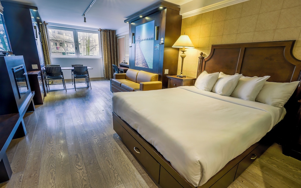 1 Bedroom, Studio, 1 Queen and 2 Murphy Beds, 3 Queen Beds, Queen Bed