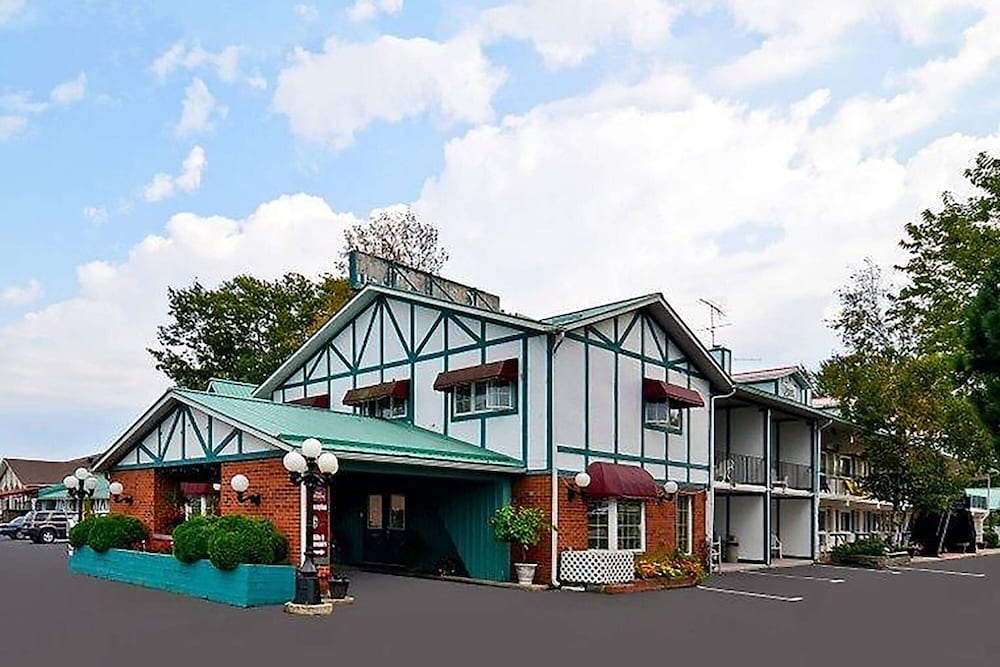 Super 8 by Wyndham Gananoque - Country Squire Resort 4/88