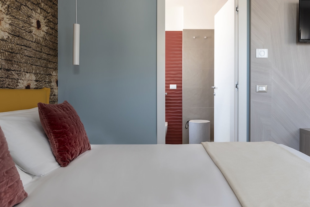 DELUXE, DOUBLE BED