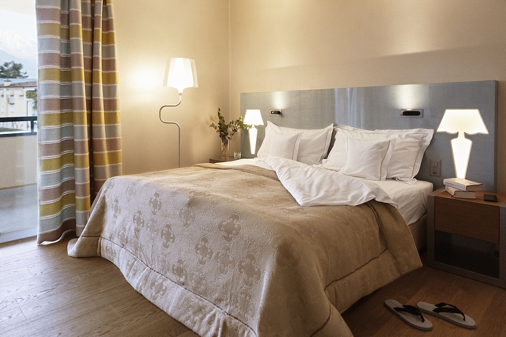 Standard, Queen Bed, Small