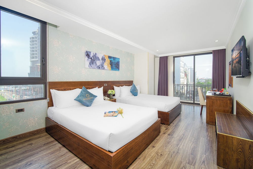SUITE, TWIN BEDS, CITY VIEW, BALCONY
