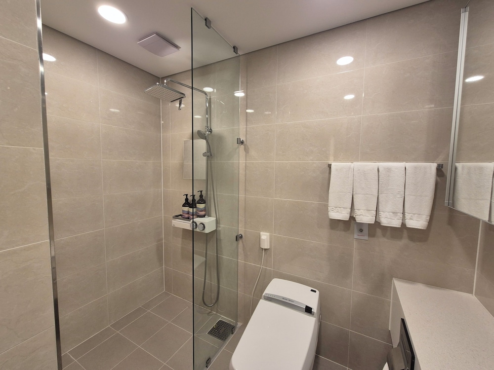 Incheon Airport Global Hotel and Suites 39/44