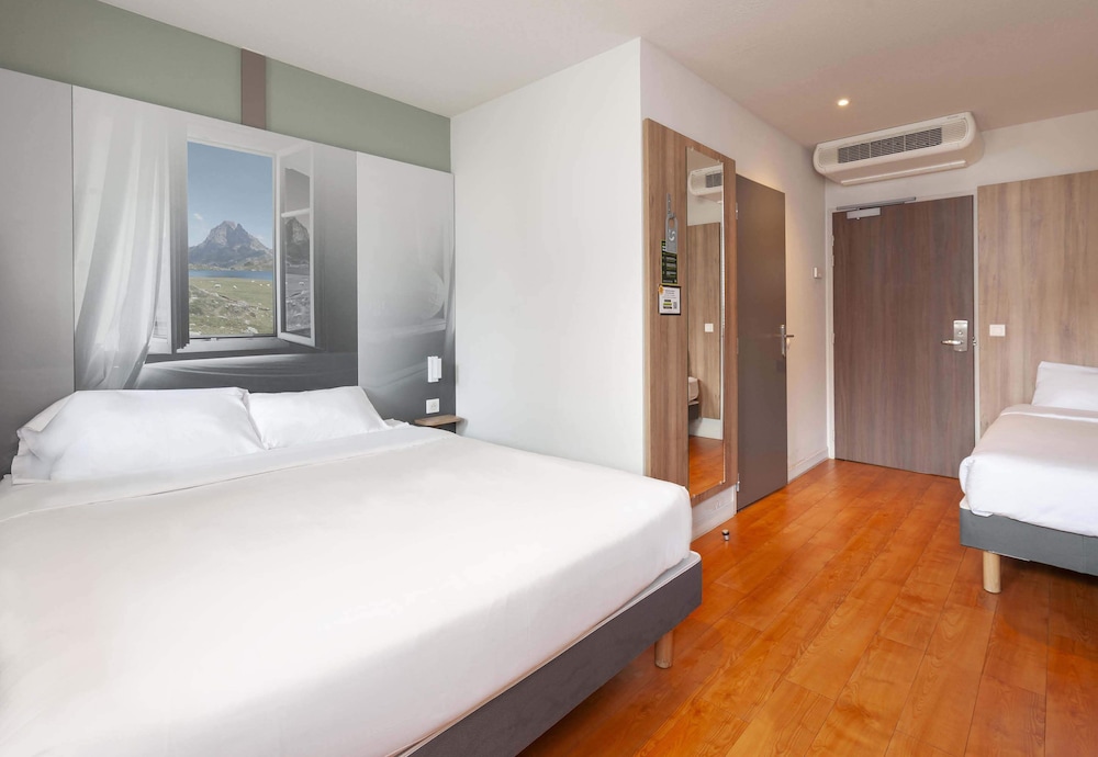 غرفة ثلاثية بسرير مزدوج وسرير فردي