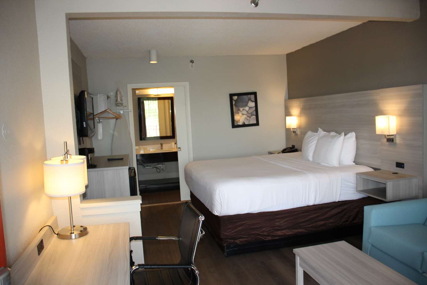 غرفة بسرير كينج بشرفة، Boca Suites Deerfield Beach, SureStay Collection by Best Western FL 4/8