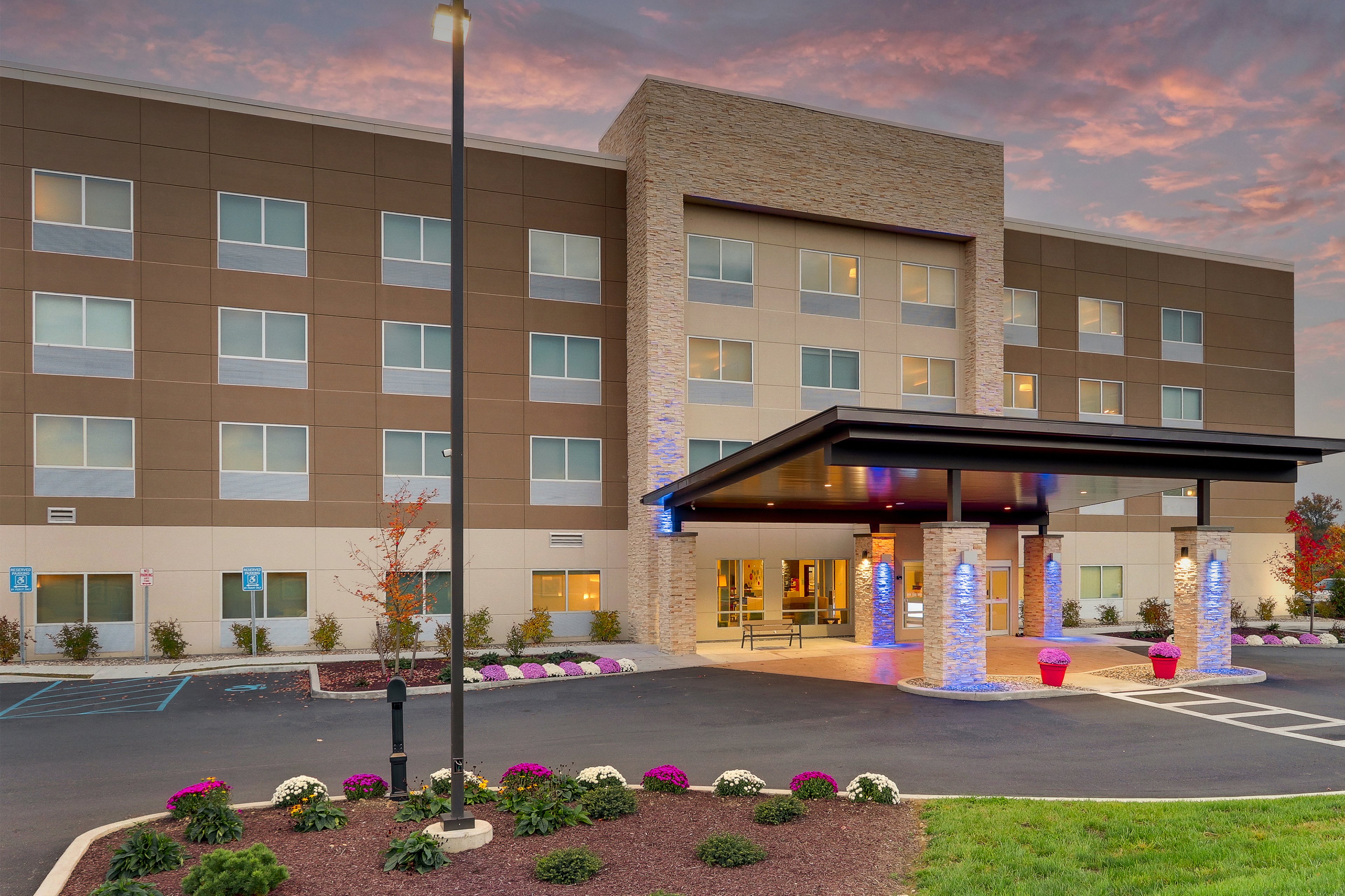 Holiday Inn Express Suites Middletown Goshen 64/71