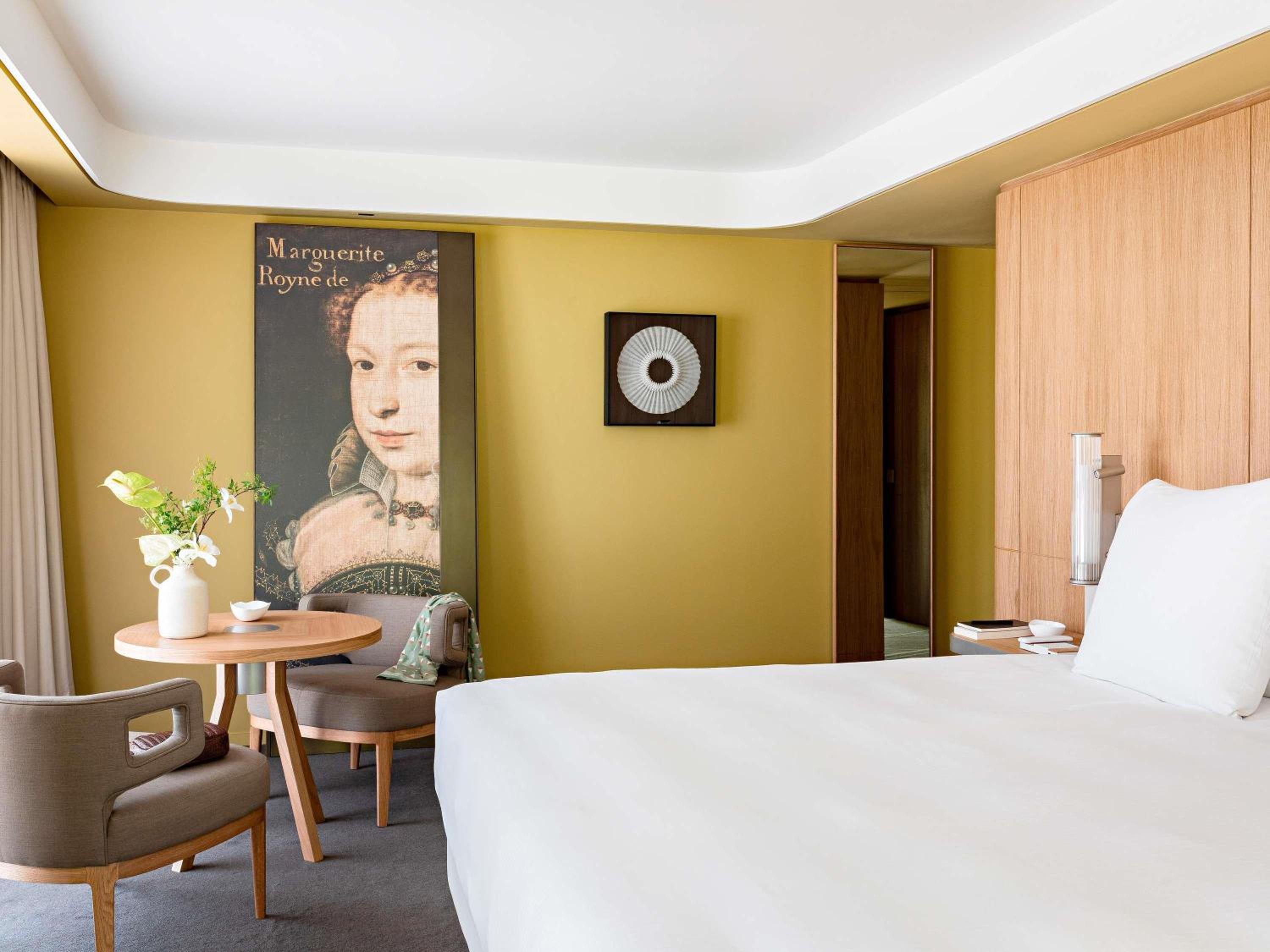 Junior Suite, King Bed, Eiffel View