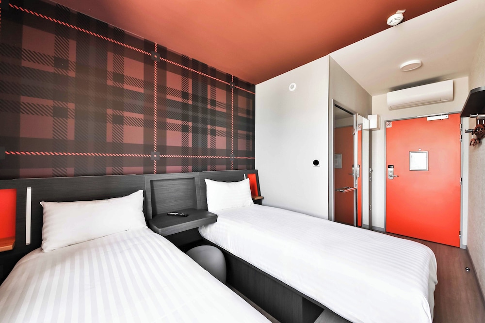 ROOM, TWIN BEDS
